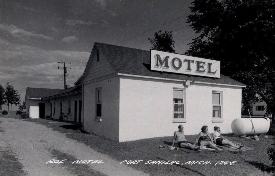 Roe Motel - Vintage Postcard